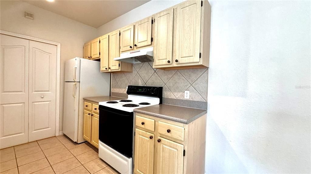 Active With Contract: $165,000 (1 beds, 1 baths, 672 Square Feet)