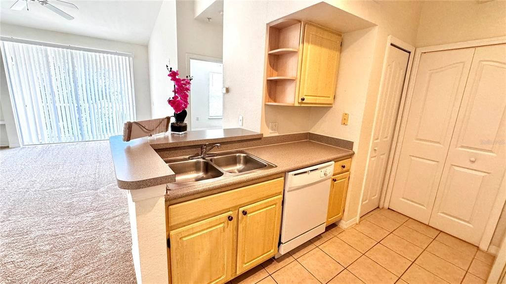 Active With Contract: $165,000 (1 beds, 1 baths, 672 Square Feet)