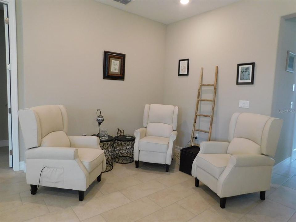 For Sale: $294,000 (2 beds, 2 baths, 1318 Square Feet)