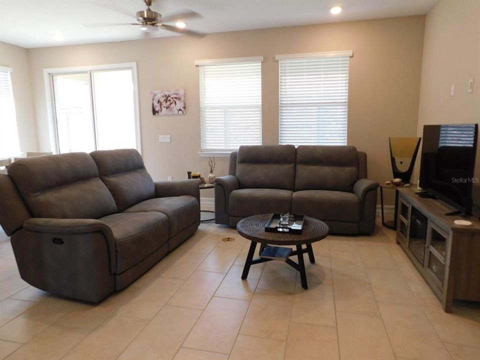 For Sale: $294,000 (2 beds, 2 baths, 1318 Square Feet)