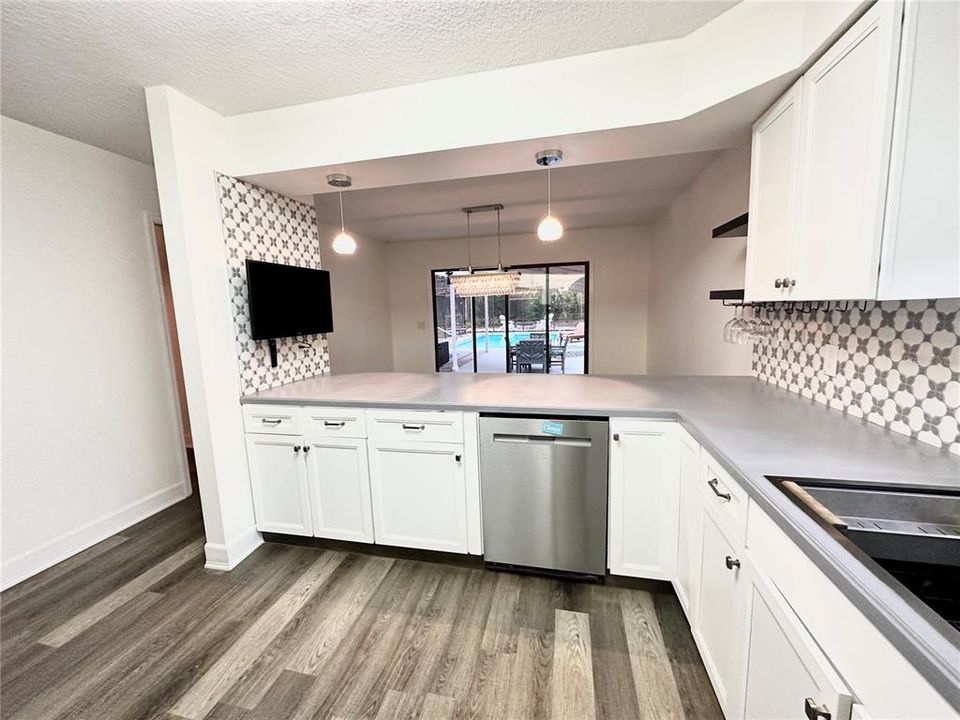 For Rent: $2,899 (3 beds, 2 baths, 1905 Square Feet)