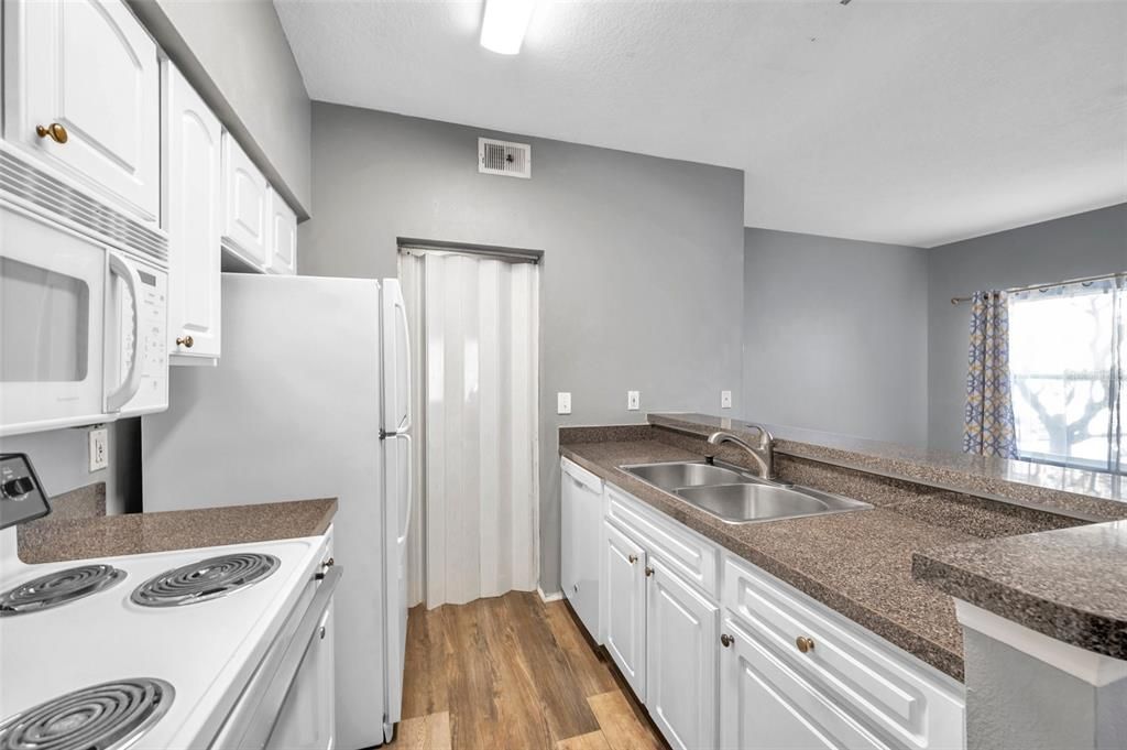 For Sale: $239,000 (1 beds, 1 baths, 672 Square Feet)