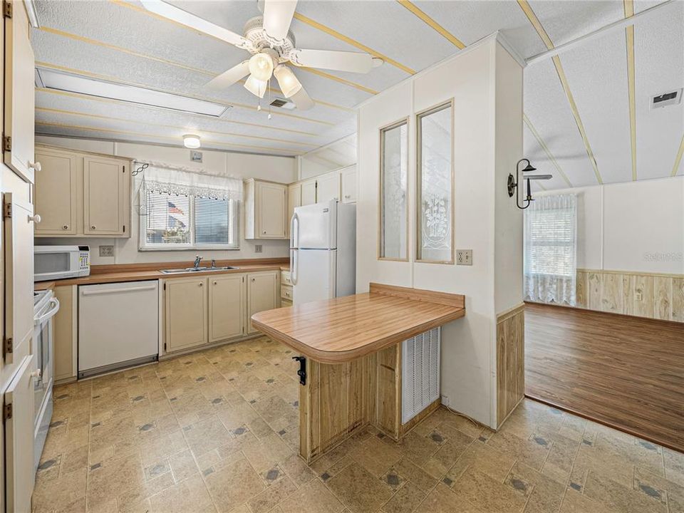 For Sale: $157,500 (2 beds, 2 baths, 936 Square Feet)