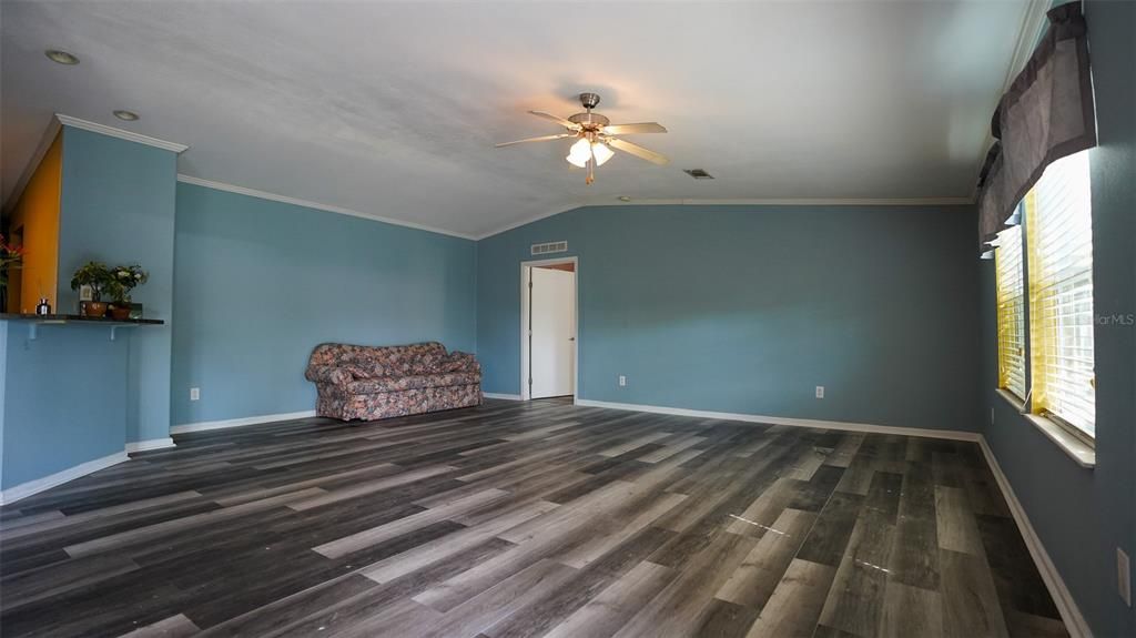 For Sale: $299,900 (3 beds, 2 baths, 2040 Square Feet)