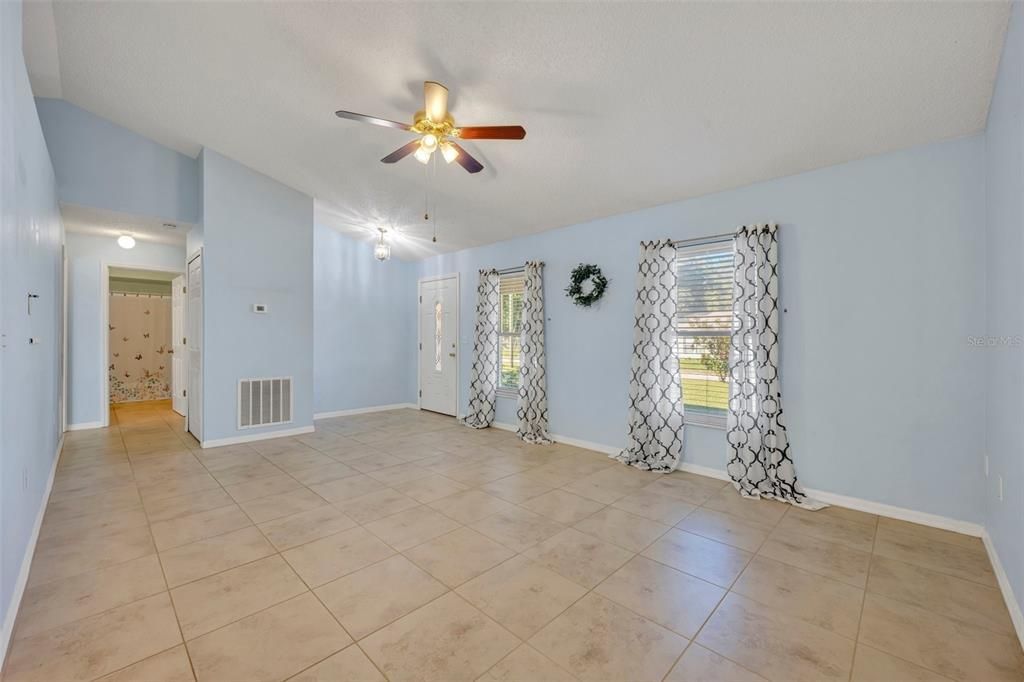 For Sale: $268,900 (2 beds, 2 baths, 1062 Square Feet)