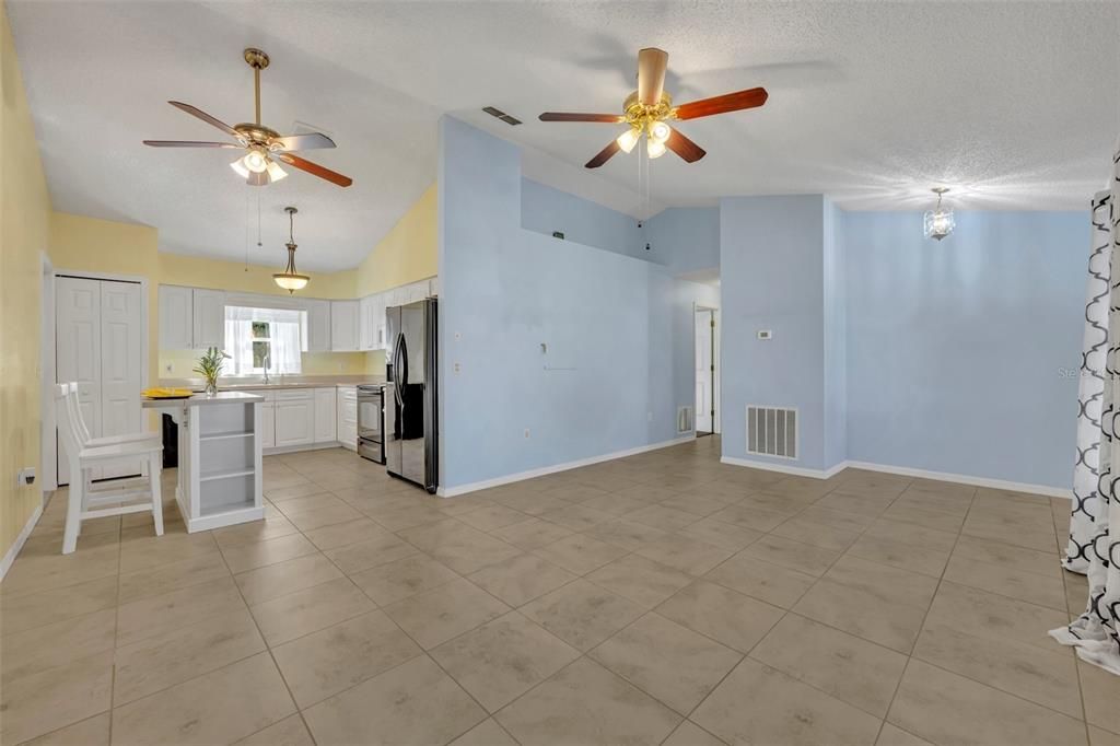 For Sale: $268,900 (2 beds, 2 baths, 1062 Square Feet)