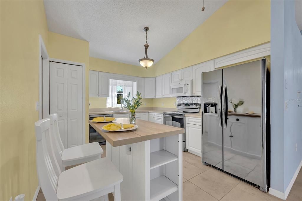 For Sale: $268,900 (2 beds, 2 baths, 1062 Square Feet)