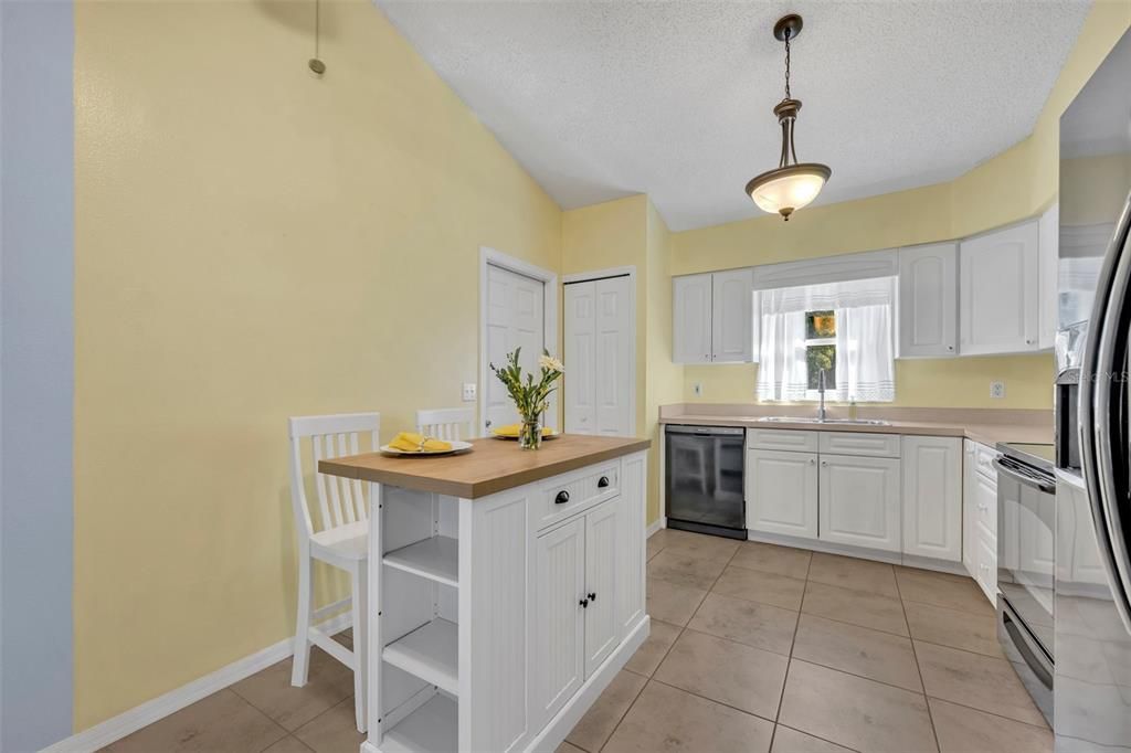 For Sale: $268,900 (2 beds, 2 baths, 1062 Square Feet)