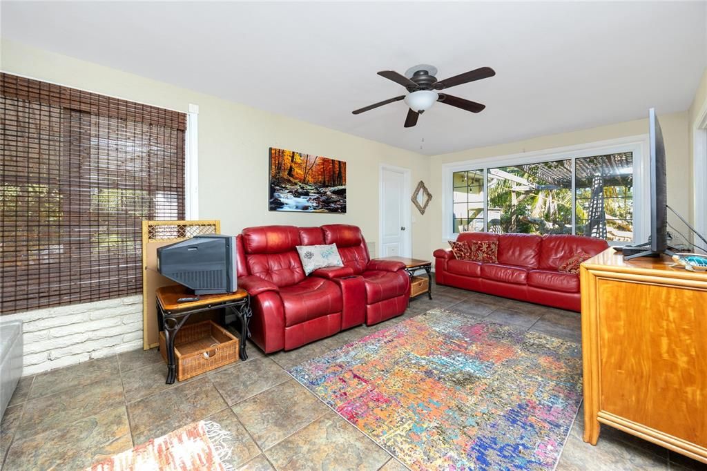 For Sale: $369,500 (2 beds, 1 baths, 1152 Square Feet)