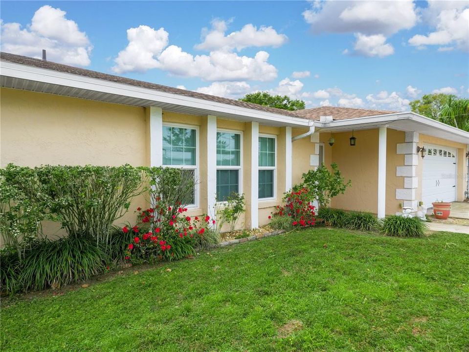 For Sale: $349,900 (3 beds, 3 baths, 1789 Square Feet)