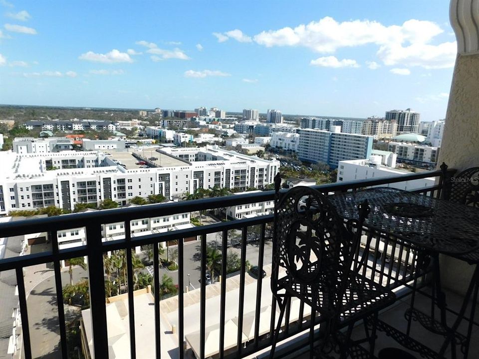 For Sale: $649,000 (2 beds, 2 baths, 1180 Square Feet)