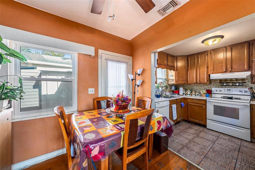 For Sale: $299,000 (2 beds, 1 baths, 1146 Square Feet)