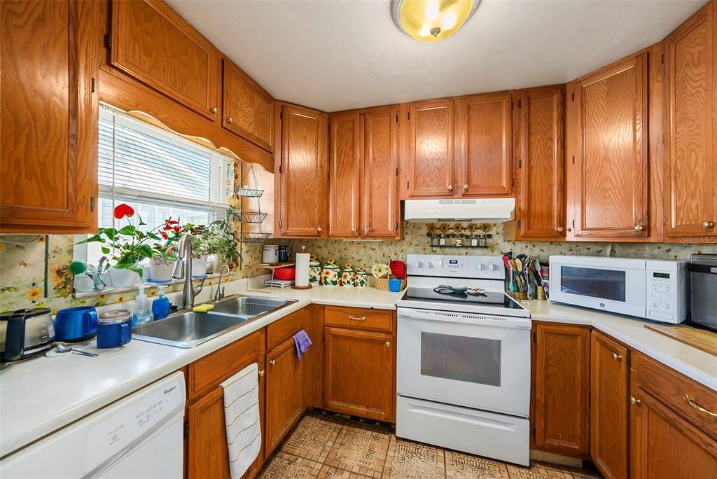 For Sale: $299,000 (2 beds, 1 baths, 1146 Square Feet)