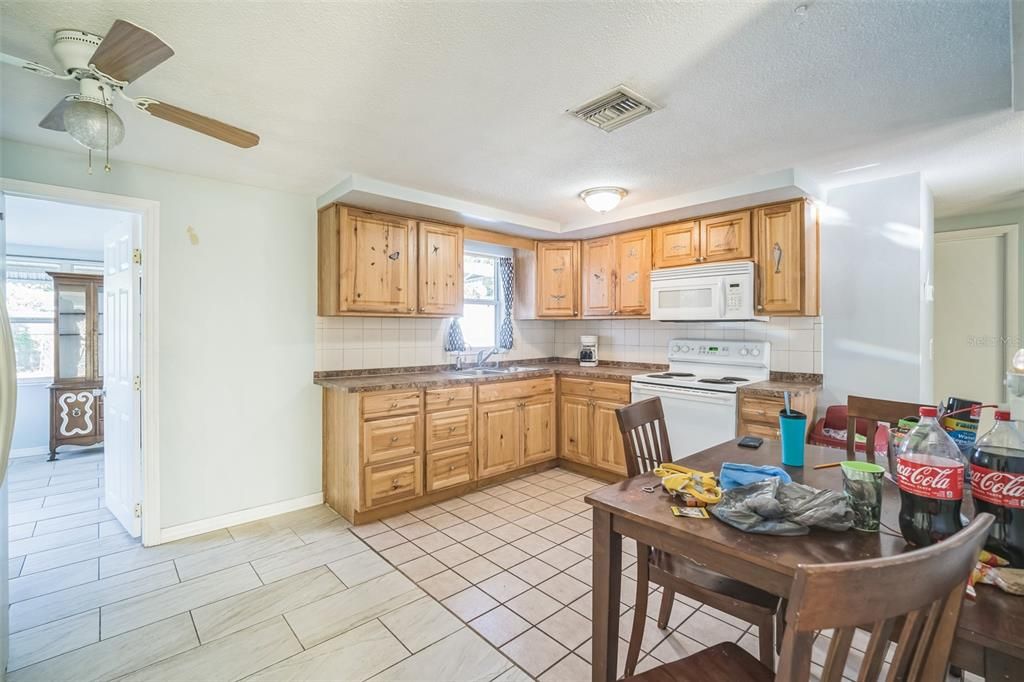 For Sale: $245,000 (3 beds, 1 baths, 953 Square Feet)