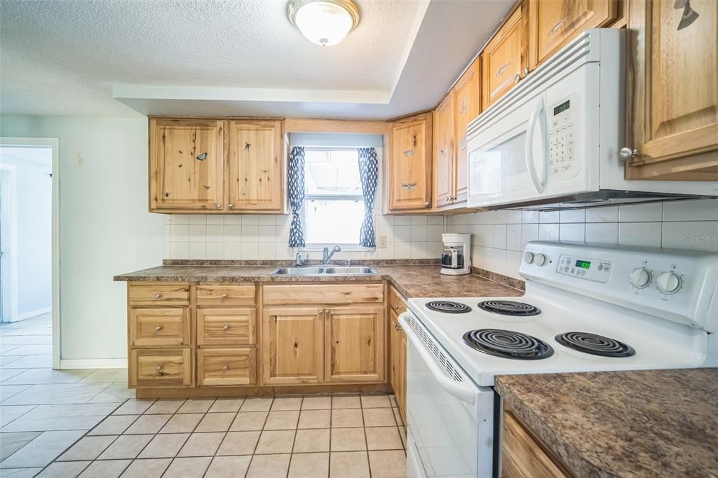 For Sale: $245,000 (3 beds, 1 baths, 953 Square Feet)