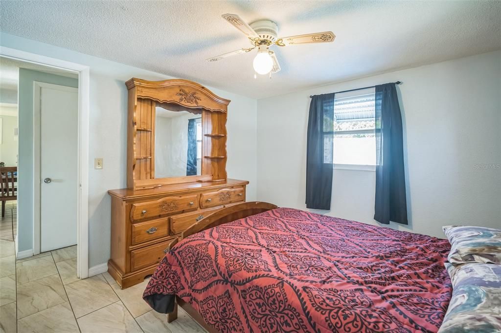 For Sale: $245,000 (3 beds, 1 baths, 953 Square Feet)