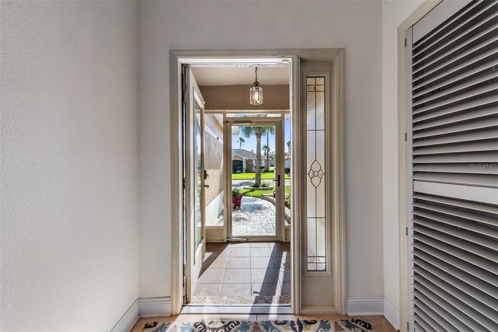 Screened front entry with tile floor and Gorgeous Leaded glass entry door welcome you into the foyer!