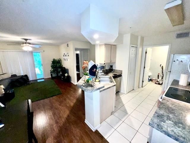 For Rent: $1,450 (1 beds, 1 baths, 750 Square Feet)