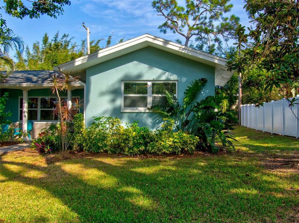 For Sale: $469,900 (2 beds, 2 baths, 1270 Square Feet)