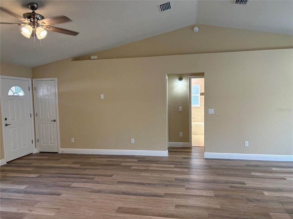 For Sale: $319,900 (3 beds, 2 baths, 1433 Square Feet)