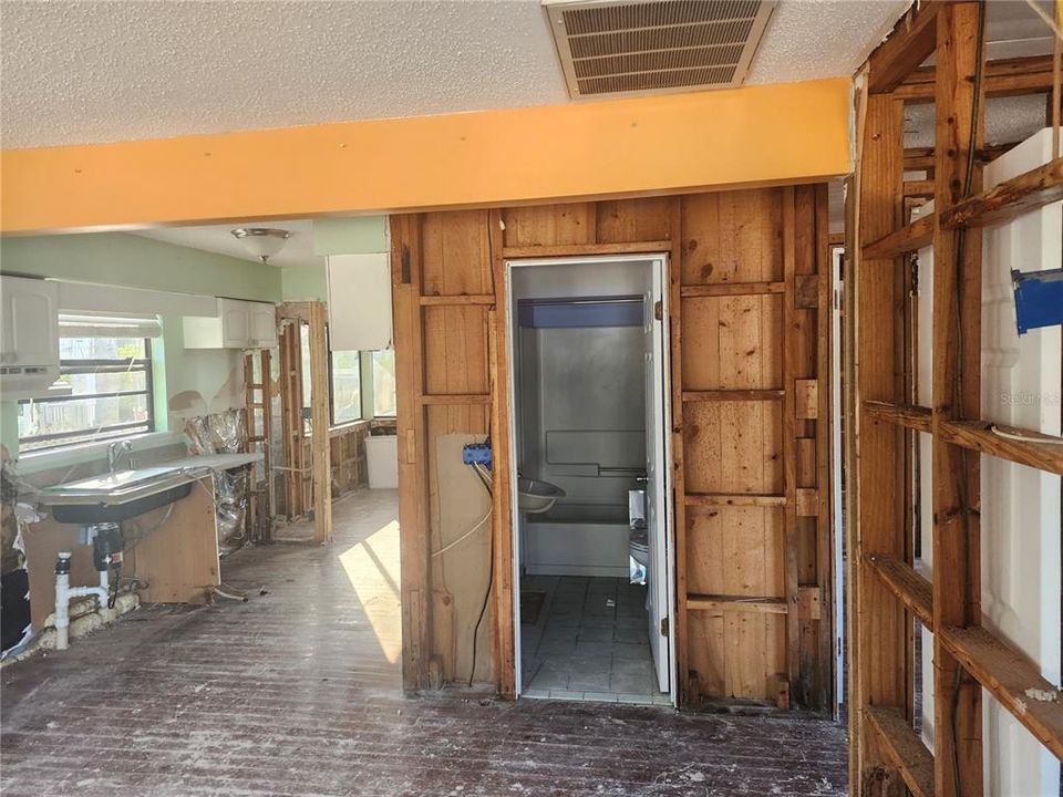 For Sale: $290,000 (2 beds, 1 baths, 883 Square Feet)