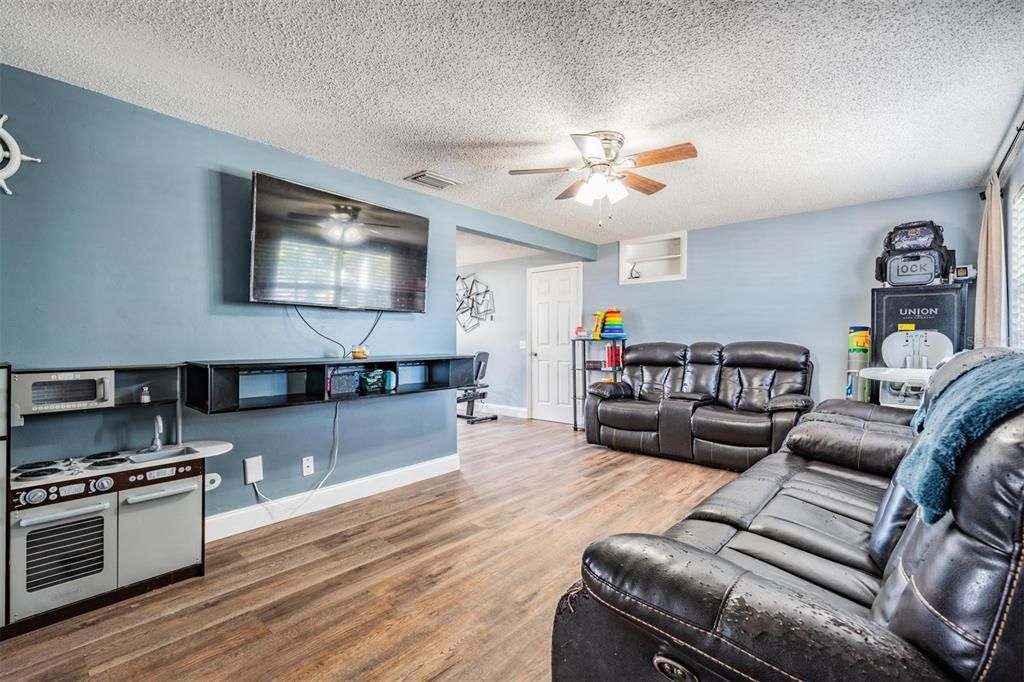 For Sale: $229,900 (3 beds, 1 baths, 956 Square Feet)