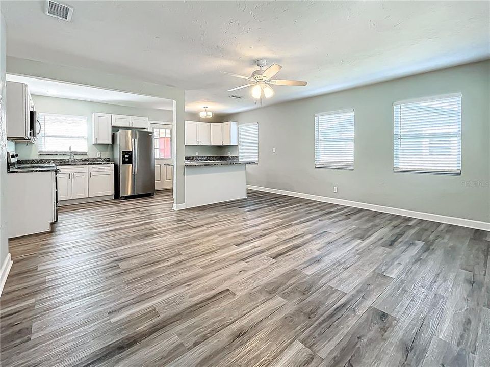 For Sale: $349,900 (2 beds, 1 baths, 941 Square Feet)