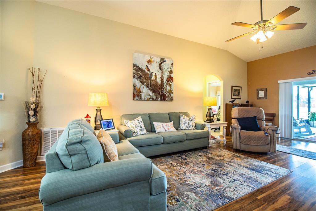 For Sale: $369,000 (3 beds, 2 baths, 1919 Square Feet)