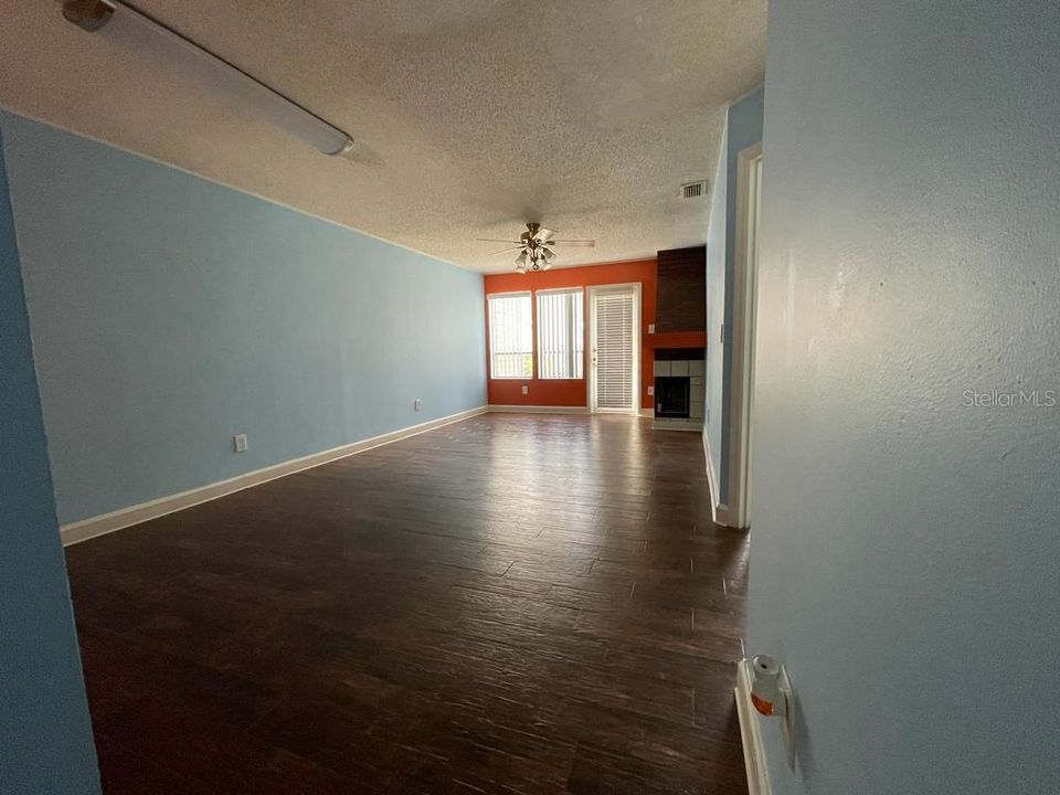 For Sale: $165,000 (1 beds, 1 baths, 732 Square Feet)