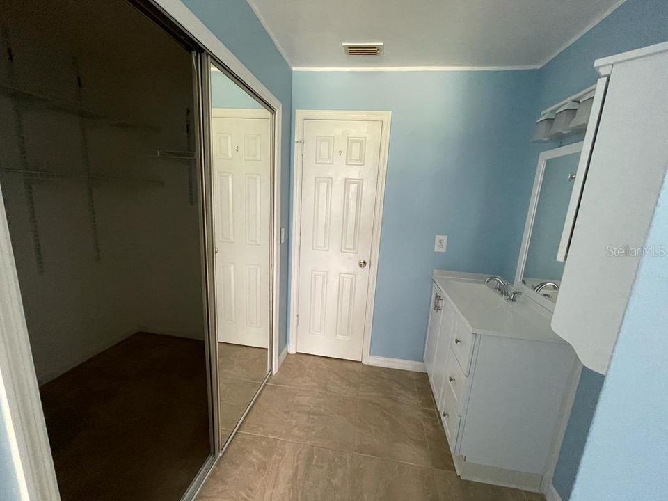 For Sale: $165,000 (1 beds, 1 baths, 732 Square Feet)