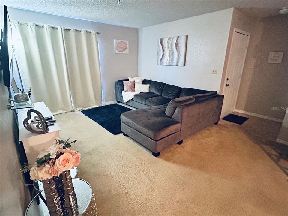 For Sale: $150,000 (1 beds, 1 baths, 729 Square Feet)