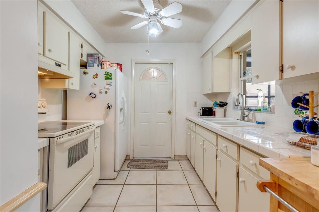 For Sale: $235,000 (2 beds, 1 baths, 860 Square Feet)