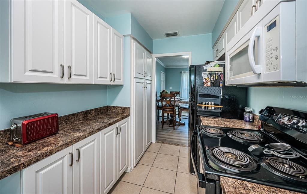 For Sale: $239,000 (1 beds, 1 baths, 975 Square Feet)