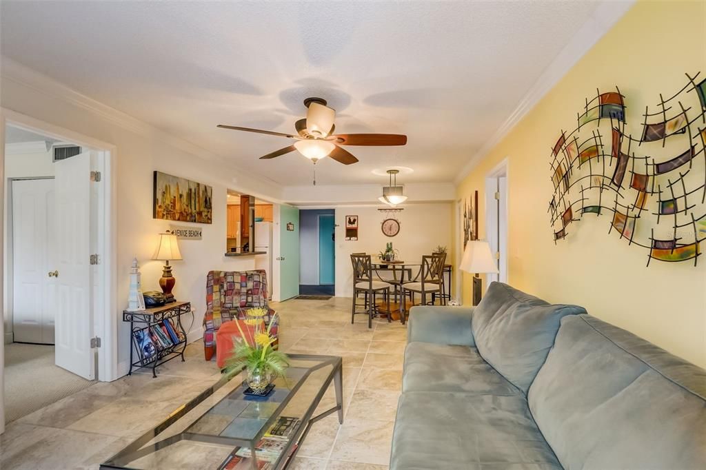 For Sale: $190,000 (2 beds, 2 baths, 902 Square Feet)