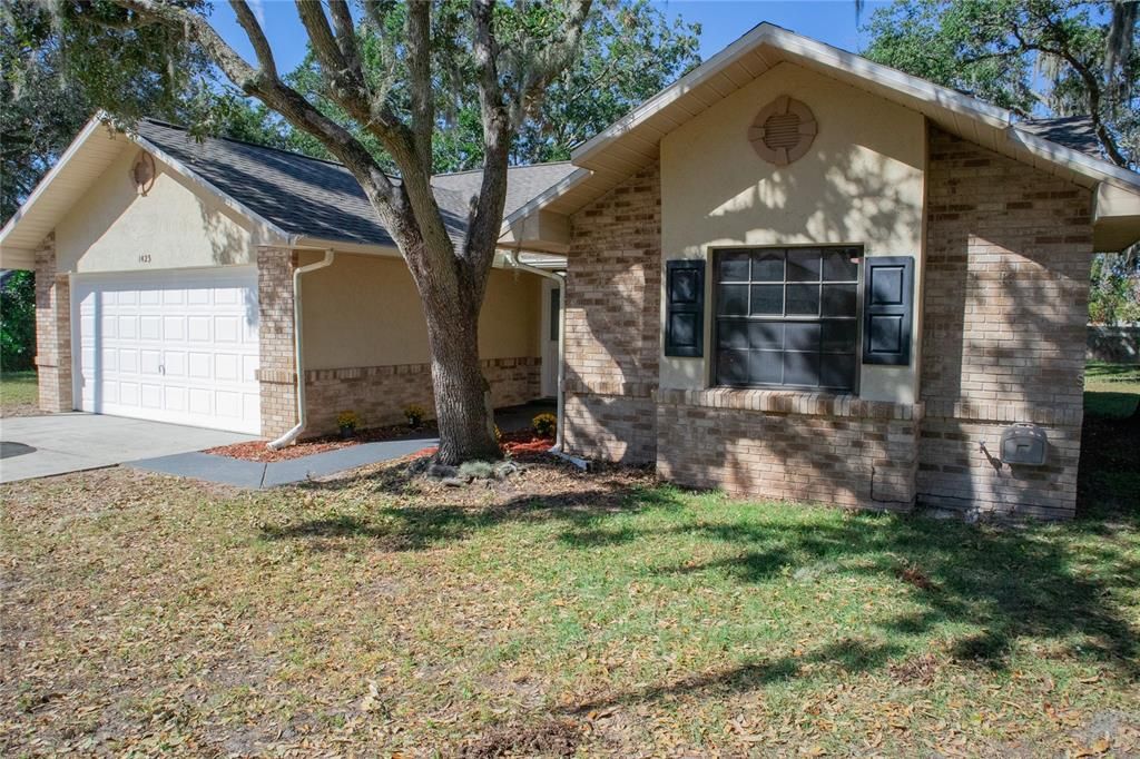 For Sale: $250,000 (3 beds, 2 baths, 1341 Square Feet)