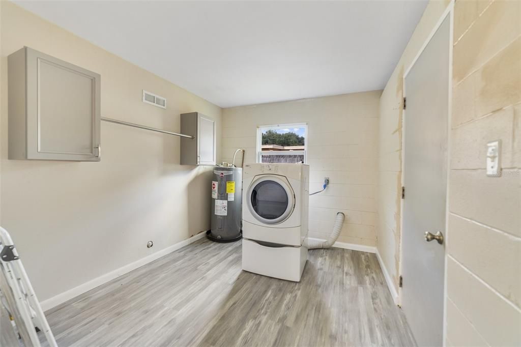 11x9 LAUNDRY/UTIITY ROOM.