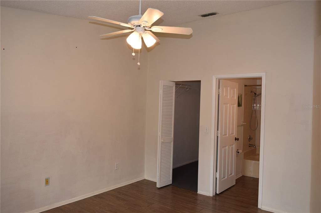 For Sale: $200,000 (2 beds, 2 baths, 912 Square Feet)