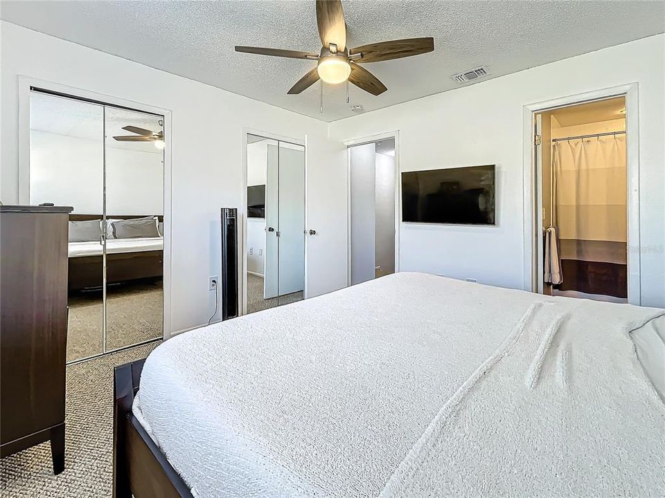 For Sale: $245,000 (2 beds, 1 baths, 1015 Square Feet)