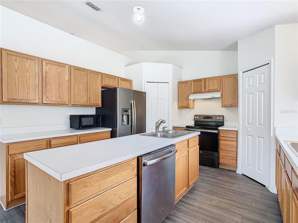 For Sale: $309,000 (3 beds, 2 baths, 1932 Square Feet)