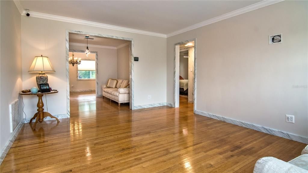 For Sale: $575,000 (2 beds, 1 baths, 1304 Square Feet)