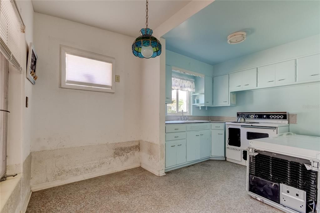 For Sale: $389,900 (2 beds, 1 baths, 824 Square Feet)