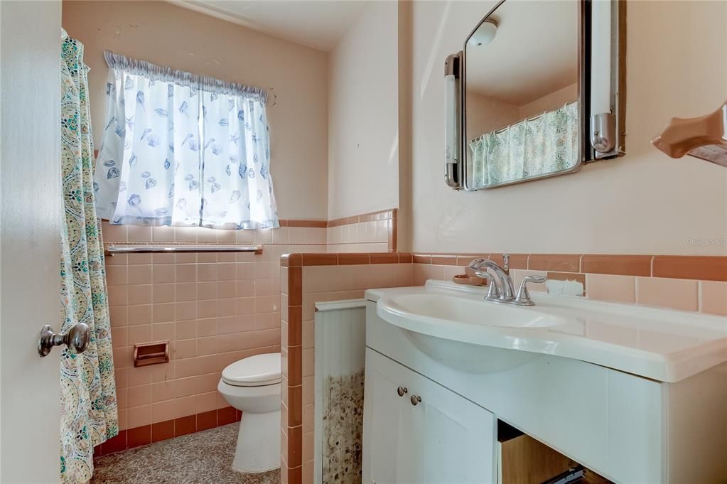 For Sale: $389,900 (2 beds, 1 baths, 824 Square Feet)