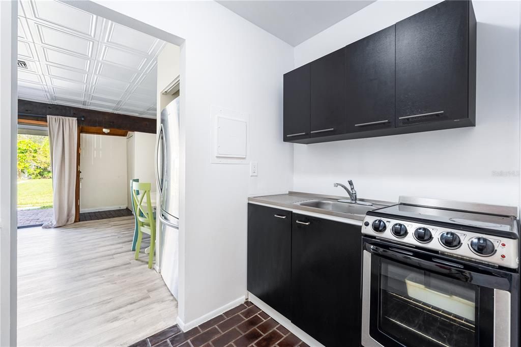 For Sale: $214,900 (1 beds, 1 baths, 428 Square Feet)