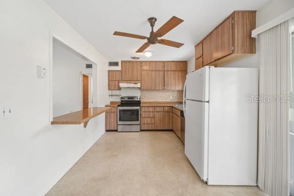 Active With Contract: $284,900 (2 beds, 1 baths, 816 Square Feet)