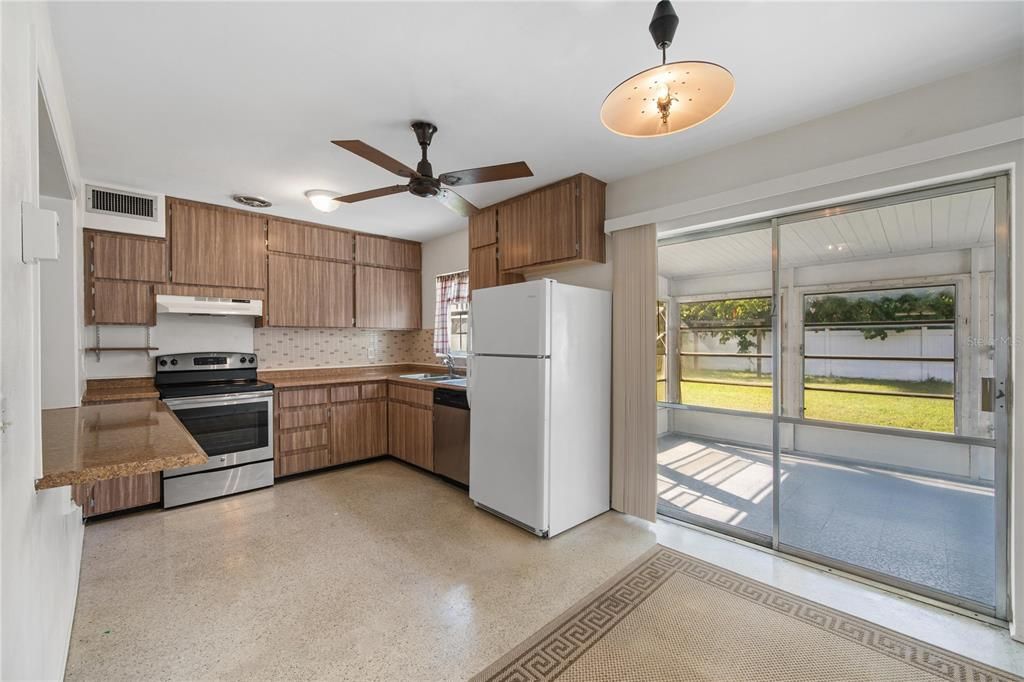 Active With Contract: $284,900 (2 beds, 1 baths, 816 Square Feet)