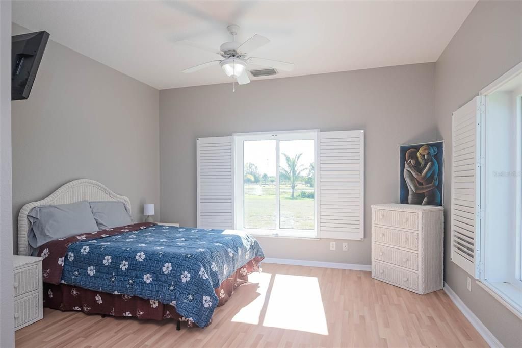 Guest cottage main suite with plantation blinds, TV and ceiling fan