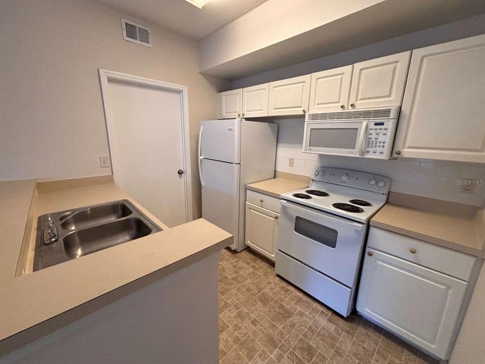 For Sale: $164,900 (1 beds, 1 baths, 840 Square Feet)