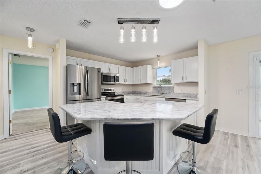 KITCHEN ISLAND BREAKFAST COUNTER