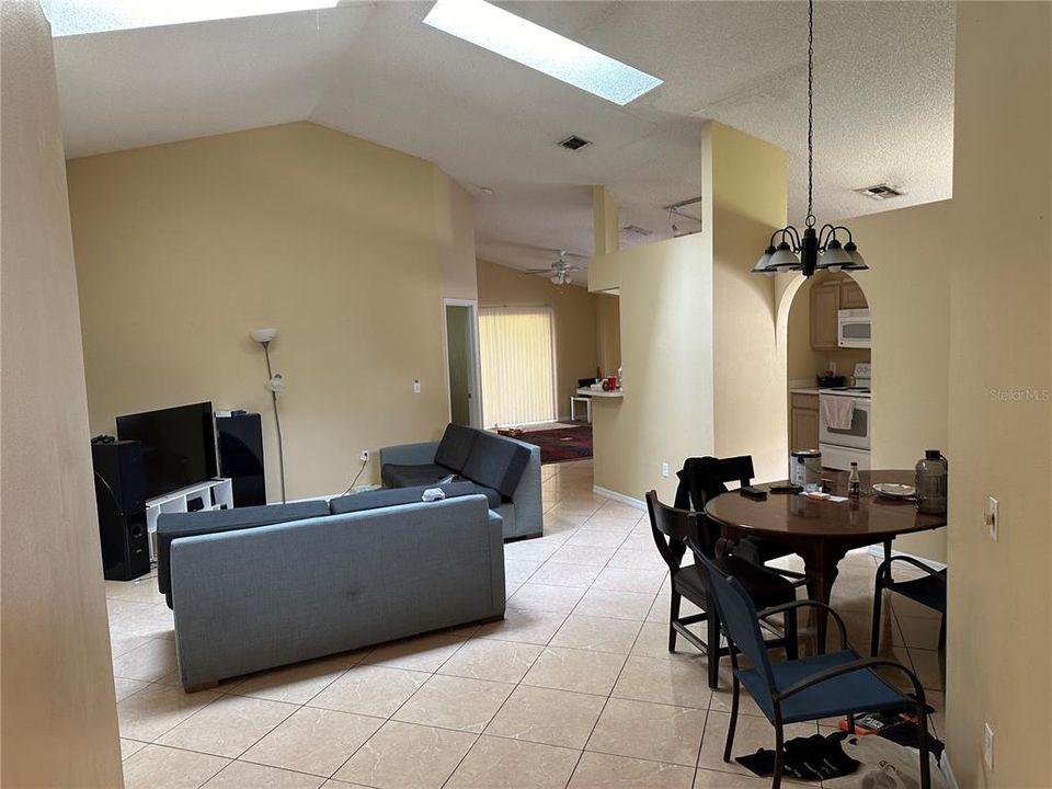 For Rent: $2,099 (4 beds, 2 baths, 1833 Square Feet)