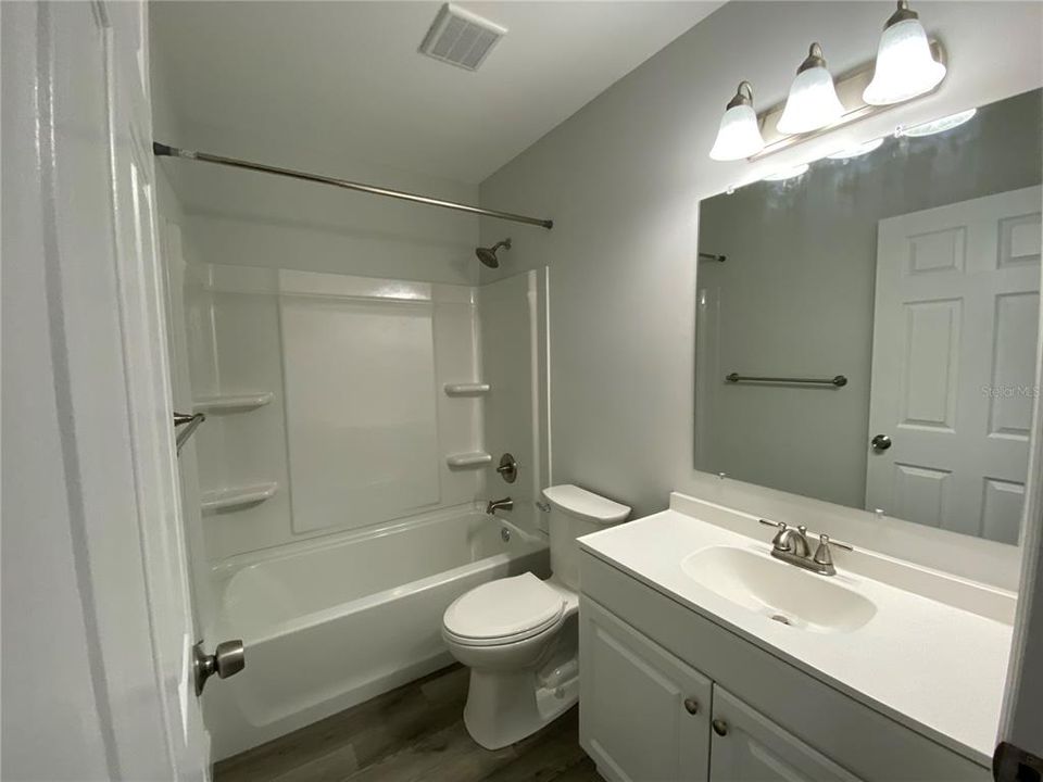 1205 unit B - bathroom